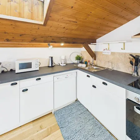 Terrasse, Vue Sur Les Montagnes Et Parking * 比桑