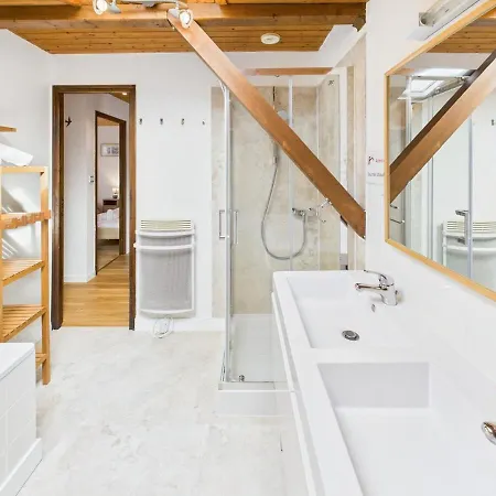 Terrasse, Vue Sur Les Montagnes Et Parking *