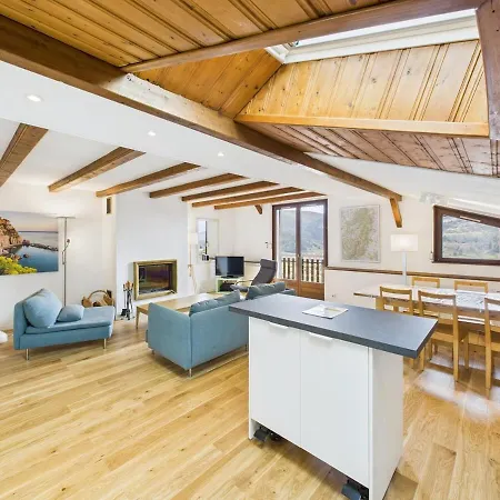 Terrasse, Vue Sur Les Montagnes Et Parking *