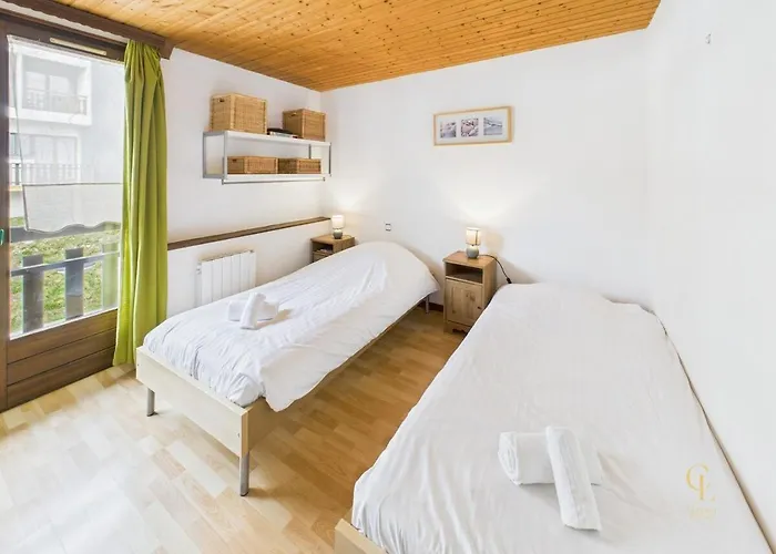 Terrasse, Vue Sur Les Montagnes Et Parking * Bussang