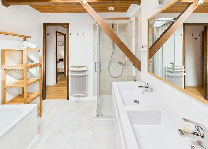 Terrasse, Vue Sur Les Montagnes Et Parking *