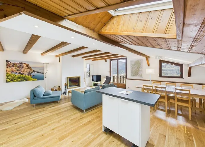 Terrasse, Vue Sur Les Montagnes Et Parking *